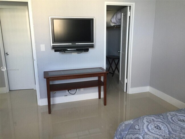 Building Photo - 3901 S Ocean Dr Unit 14E