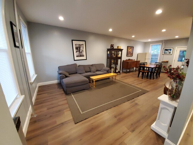 Photo - 472 Ave E