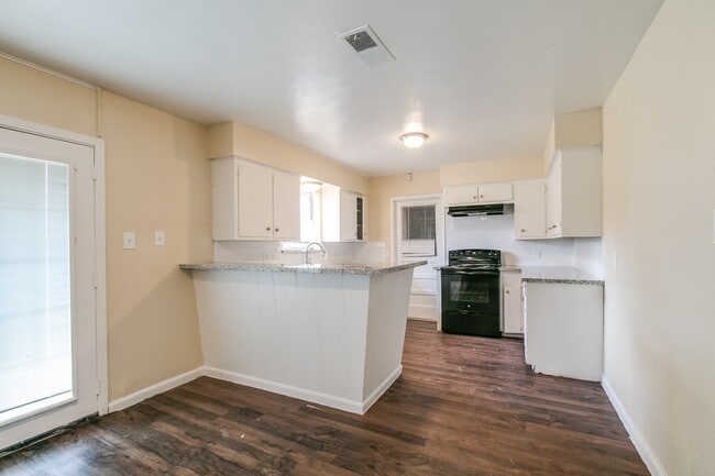 Photo - 5755 Oakham St