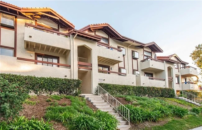 Photo - 18028 Saratoga Way Unidad 557