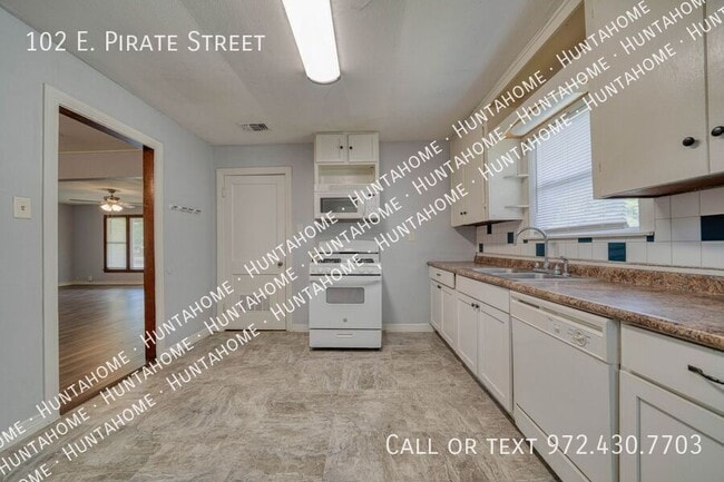 Photo - 102 E Pirate St