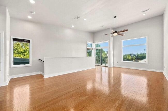 Building Photo - 1702 S Lamar Blvd Unit 15