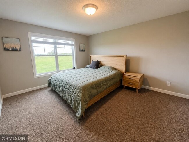 Photo - 10918 Yalta St NE