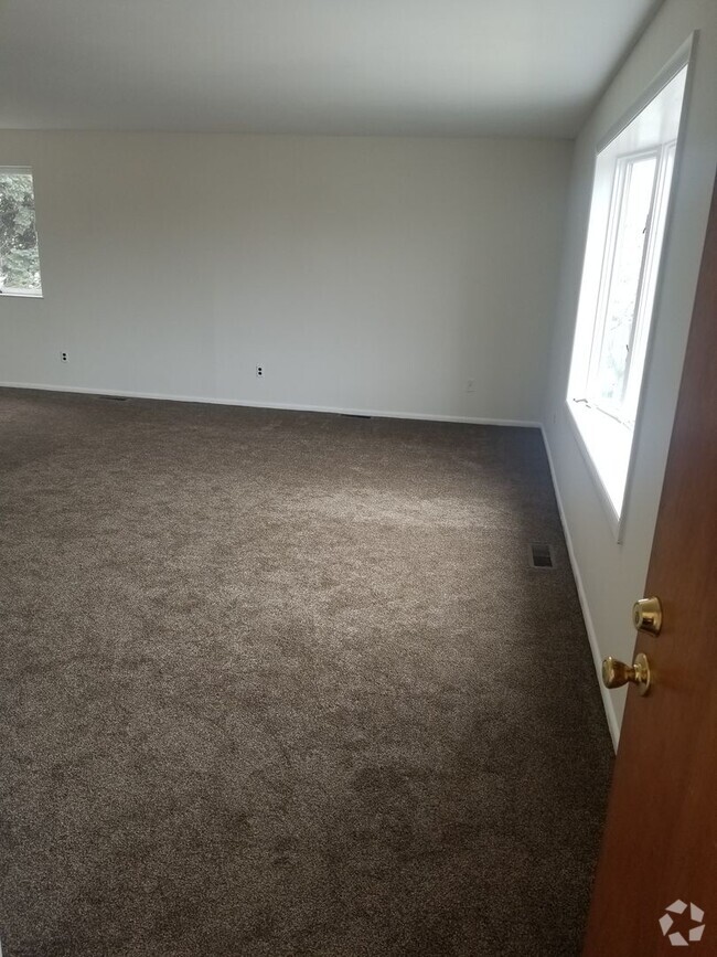 Building Photo - Spacious 4-Bedroom Apartment in Tinicum To...