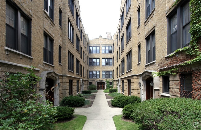 Courtyard - Woodlawn Court