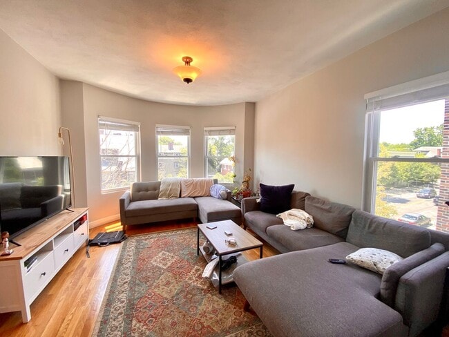 Photo - Awesome 4 bed 2 bath in Cambridge....