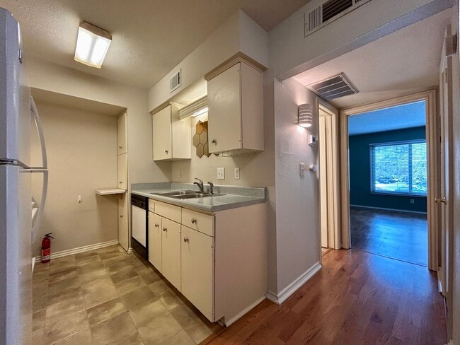 Photo - 505 W 7th St