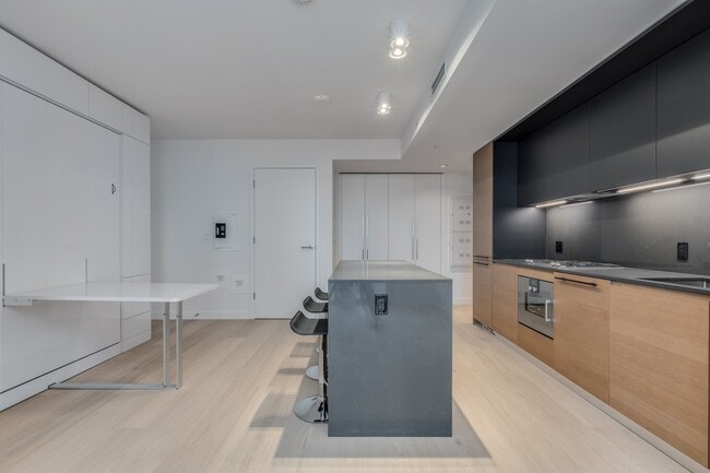 Photo - 1289 Hornby St