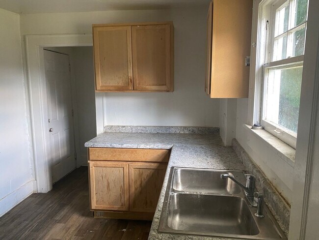 Photo - Spacious 3-Bedroom Home for Lease in Akron