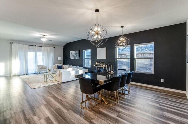 Photo - 633 Cedar Springs Dr