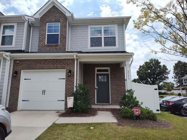 Building Photo - Charming End Unit Townhome located in the ...
