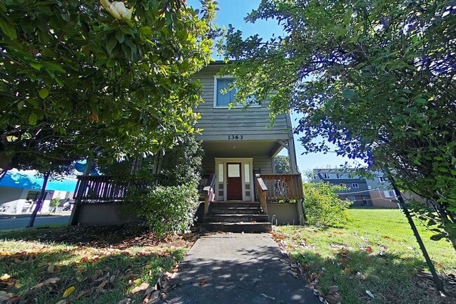 Building Photo - 1 Bedroom Apartment ~ Close to Campus Unit 1363 NW Monroe Ave #3
