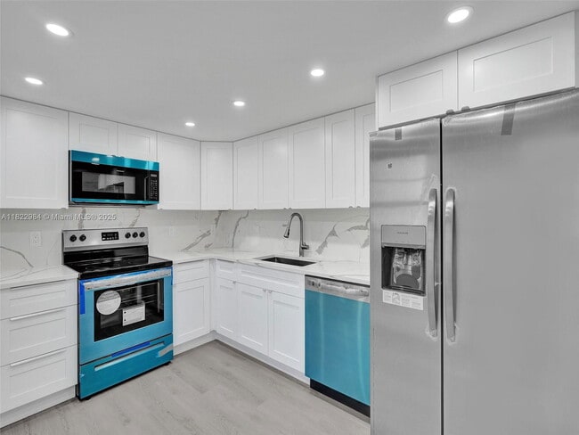 Building Photo - 3700 Oaks Clubhouse Dr Unit 203A