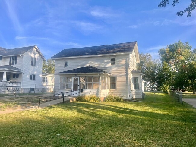 Building Photo - 4-Bedroom/2-Bath Home for Rent in Clinton, IA