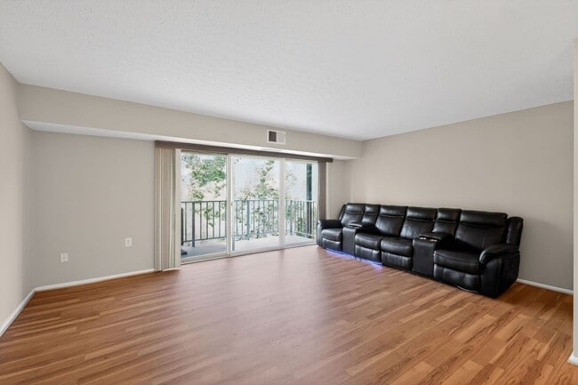 Photo - 5200 Newton St