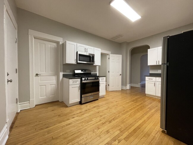 Kitchen with stainless steel appliances - 1841 N Hermitage Apartments