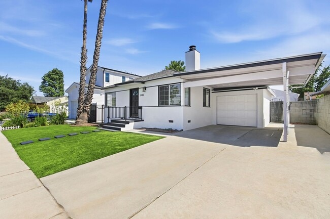 Building Photo - Beautiful modern 3 Bed + 2 Bath House + Den/Office & Backyard