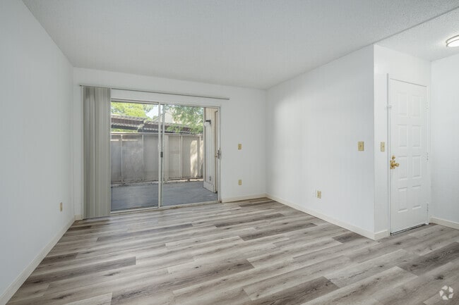 1BR, 1BA - 610SF - Living Room - Quail Ridge