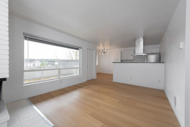 Building Photo - Top-Floor 2bed/1bath Apartment in Prime Redmond Location! Unit B3