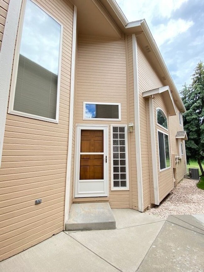 Photo - Large 3 Bedroom, 2.5 Bath Townhome with 2 car attached garage in Northwest Loveland, CO
