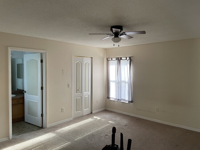 Master Bedroom with walk-in closet and master bath - 424 N Savary Ave Casa