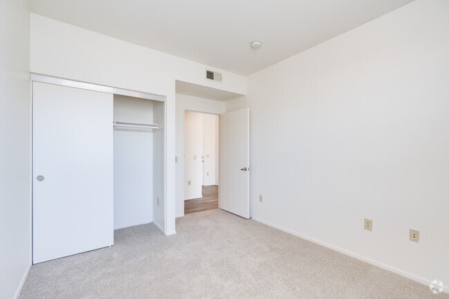 2BR, 1BA - 835SF