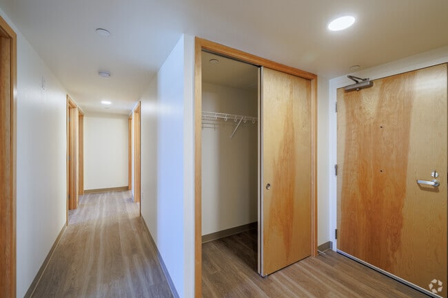 3BR, 1.5BA - 1009SF - Hallway