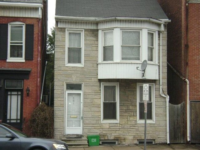 Building Photo - 881 E Market St
