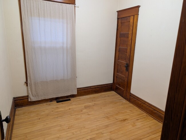 Photo - 1031 Victoria St N