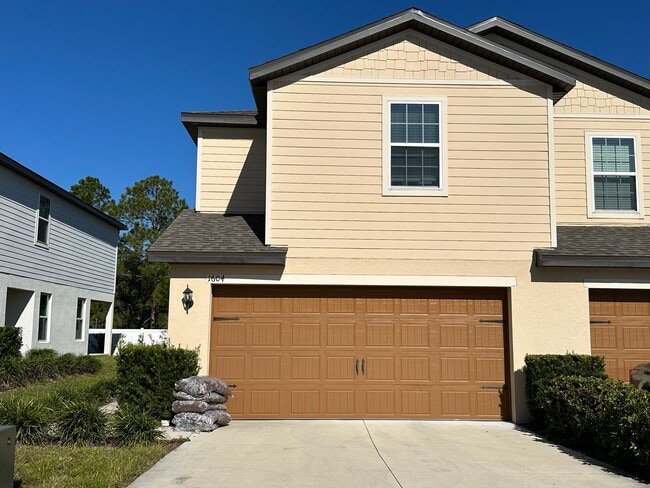 Building Photo - 3BR Townhome in Tavares with Open Floor Plan & Community Playground