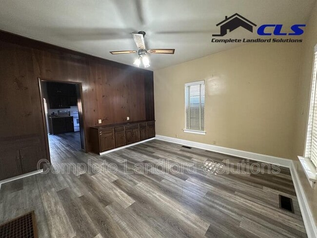 Photo - 1516 Woodley Ave