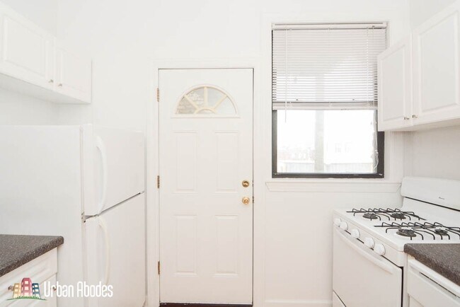 Photo - 3723 N Pine Grove Ave Unit J05W