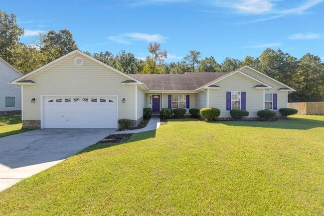 Building Photo - Large Ranch Home with 4BR/ 2 Bath with an ...