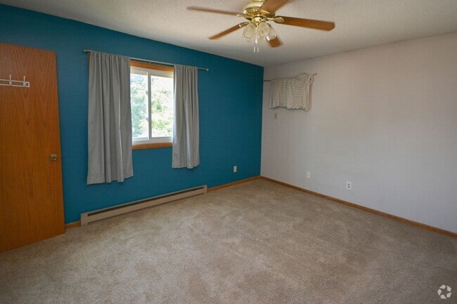 Building Photo - Great pet friendly townhome with private p...