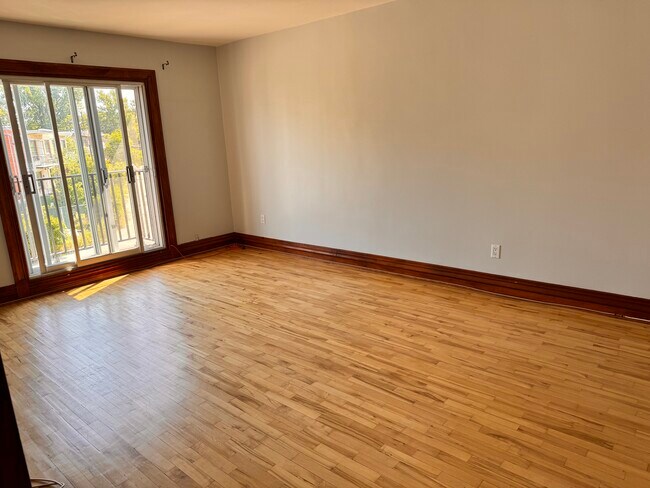 Photo - 5400 Av Connaught Unit Large, bright 3 bedroom