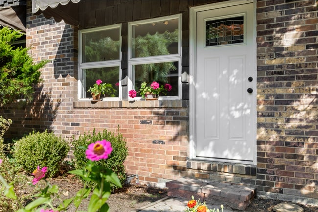 Photo - 215 Oakview Dr