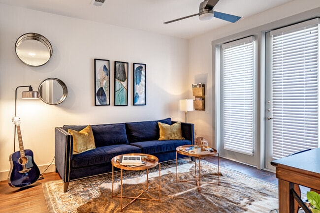 1BR, 1BA - 670SF - Living Room