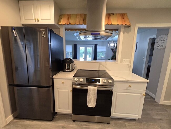 Photo - Remodeled 2 bed/ 2 bath/ 2 car garage ~ Annual Rental in Sarasota ~