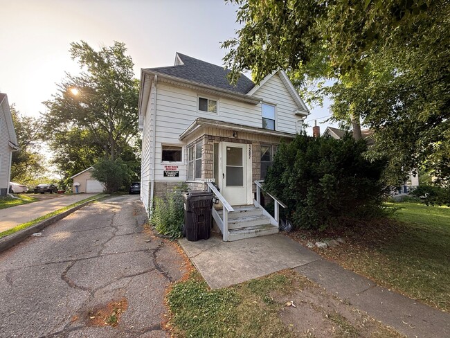 Building Photo - 2213 1/2-1207 1/2 Lansing Ave Unit Upper