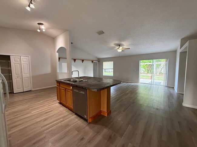 Photo - 548 SW Undallo Rd