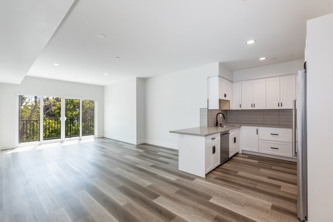 Photo - 857 N Hayworth Ave