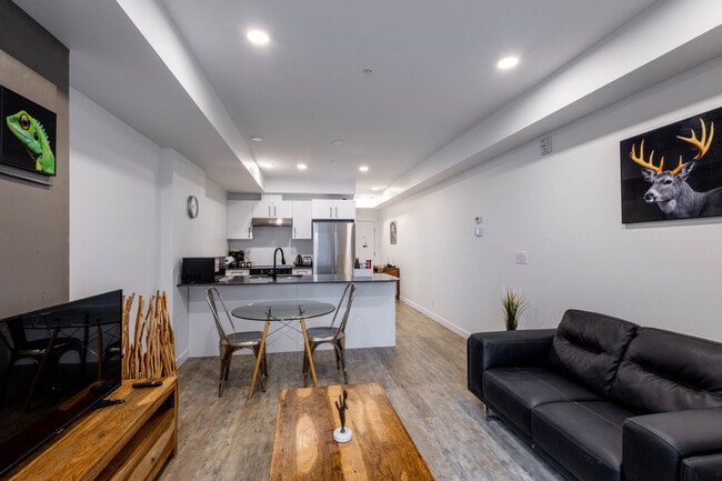 Building Photo - 1827 Albert St Unit SI ID1367404P