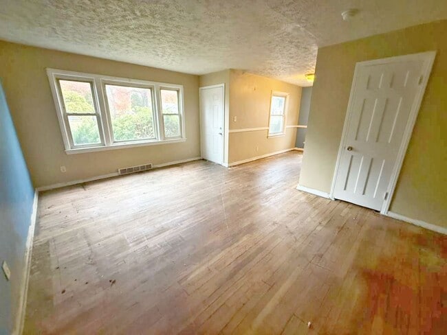 Building Photo - 2 BED 1 BATH BEAUTIFUL SINGLE FAMILY HOME