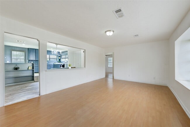Building Photo - 2205 Kingsdale Dr