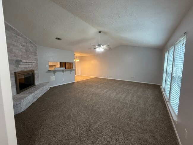 Building Photo - 24503 Red Deer Dr