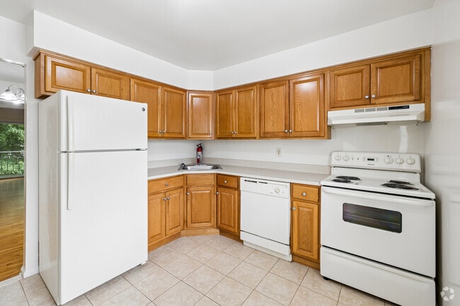1BR, 1BA w/Den- 850SF - Kitchen - Woodmere at Hamilton