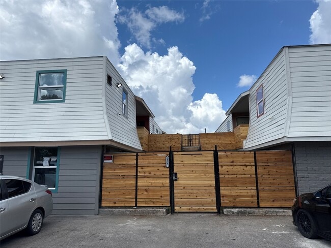 Building Photo - 2434 Lidstone St Unit ST