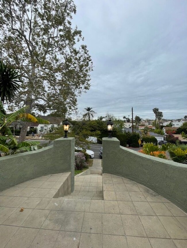 Building Photo - Stunning 4 bedroom 3 bath Rental