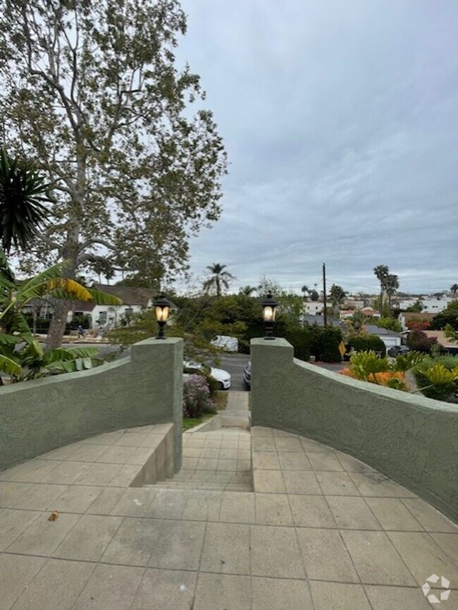 Building Photo - Stunning 5 bedroom 3 bath Rental