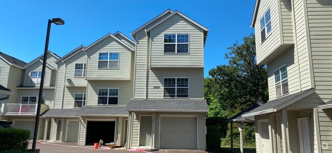 Building Photo - 3 Bedroom Townhouse ~ Close to Campus